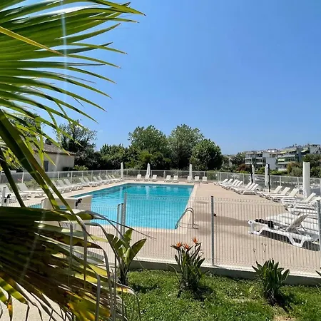 Apartment Les De Robinson: Riverside With Pool