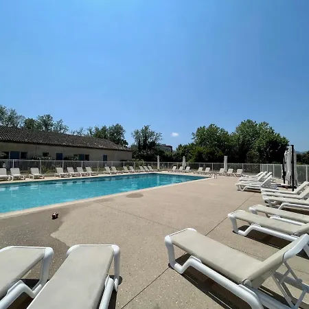 Les De Robinson: Riverside With Pool